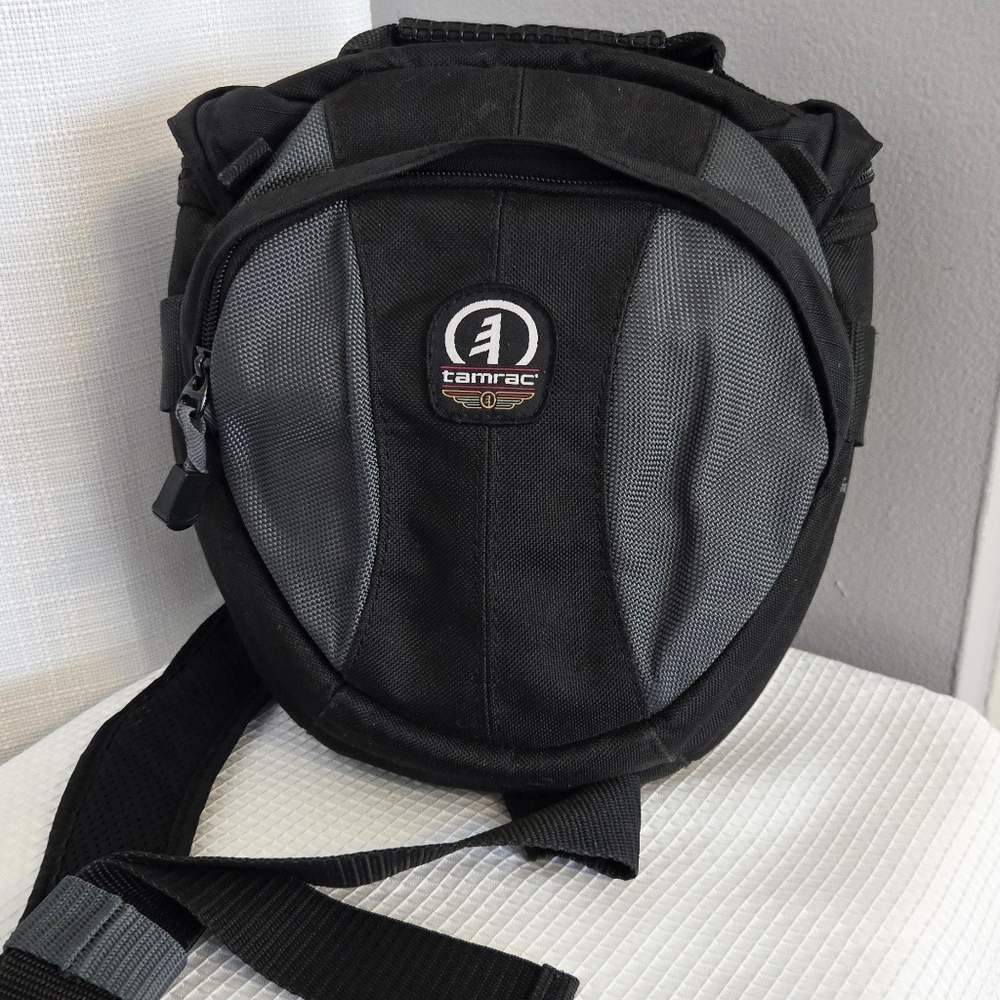 Tamarac Velocity 6X Chest Sling Camera Bag Zip Tote Multi Pocket Adjust Strap